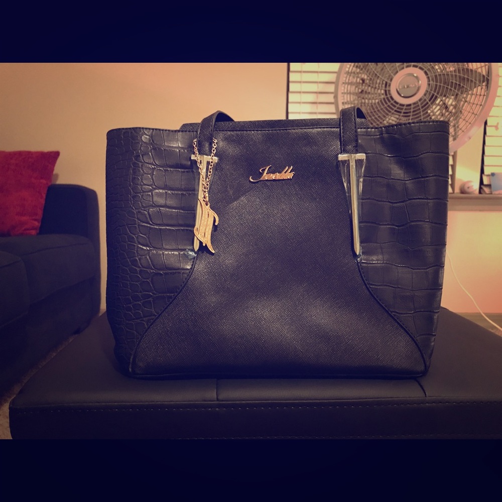 Joella black shoulder back